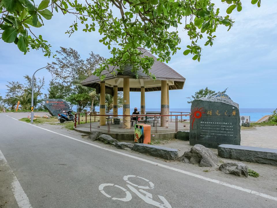 千禧曙光紀念園區:涼亭與自行車道