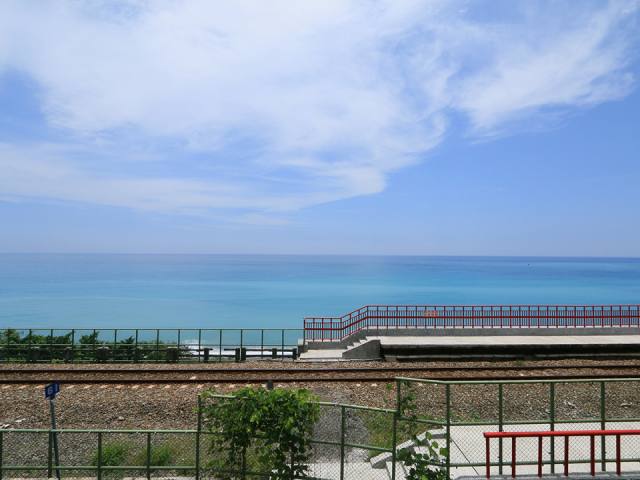 多良車站:鐵軌與海