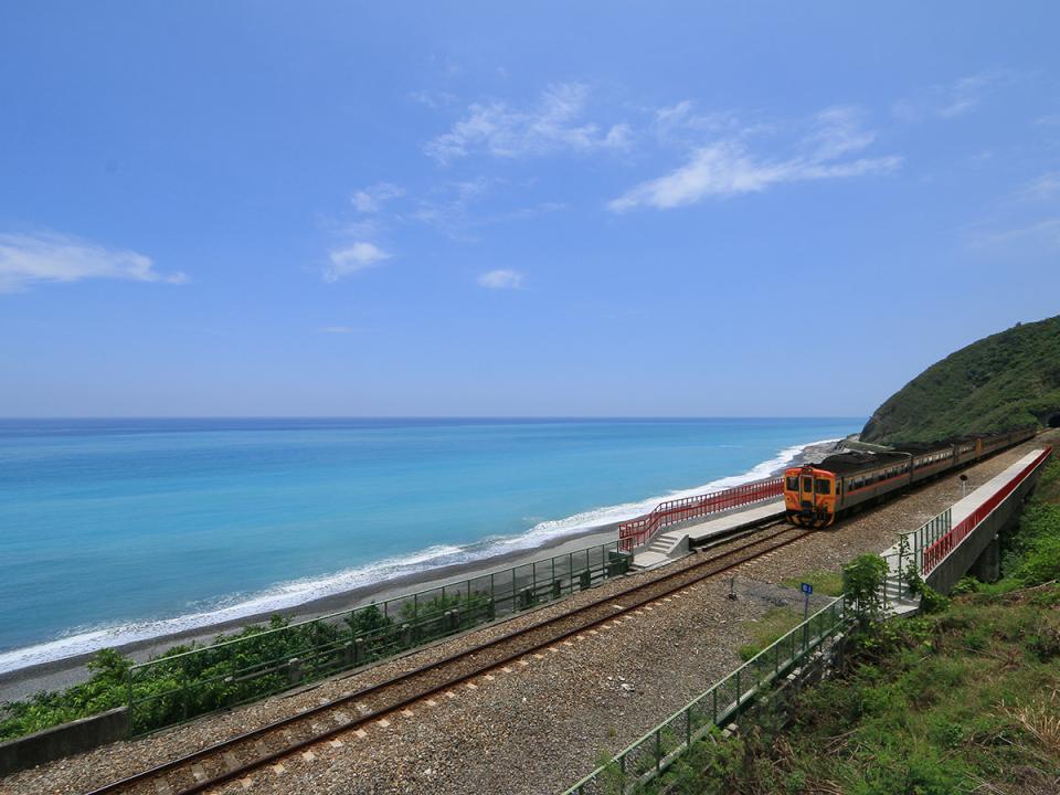 多良車站:海邊的鐵道與列車