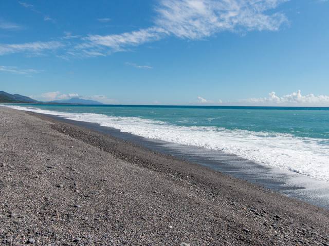 金崙海灘：礫石海灘與浪
