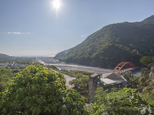 金崙溫泉教堂一帶:山谷與紅色橋